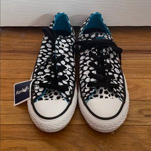 Women’s Converse sneaks